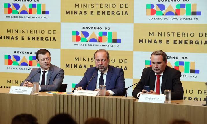 Posto de combustíveis representando o impacto da alta do petróleo no Brasil