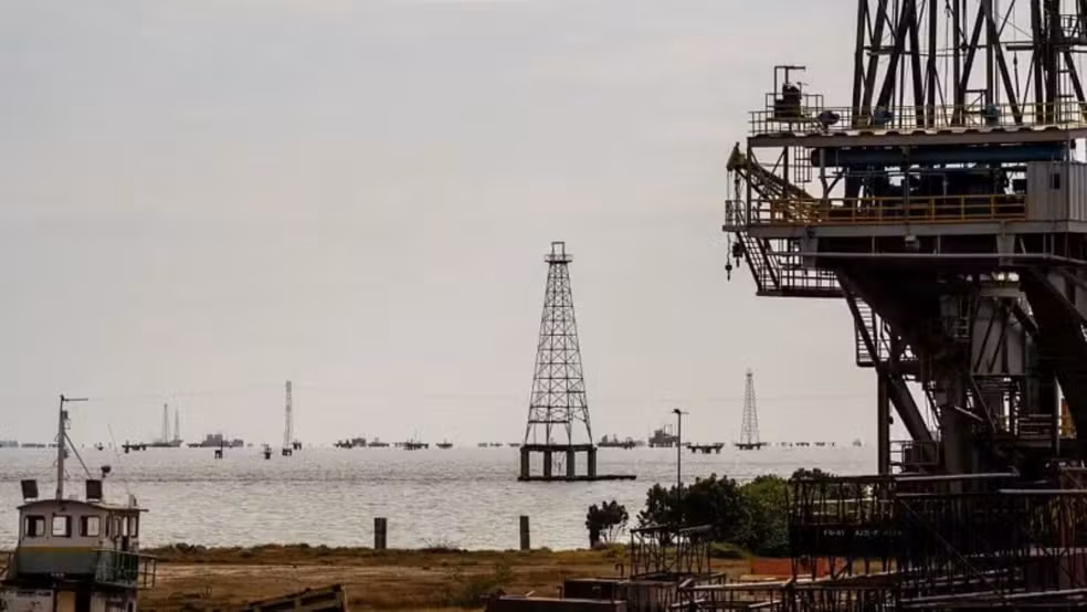 Barril de petróleo e gráfico representando a alta dos preços internacionais