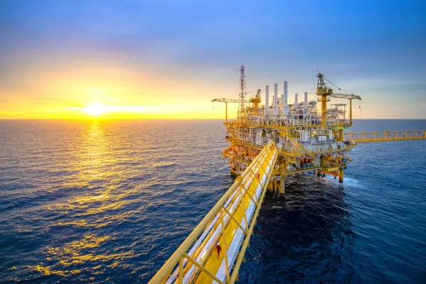 Petróleo Brent supera US$ 100 com aumento das tensões no Oriente Médio